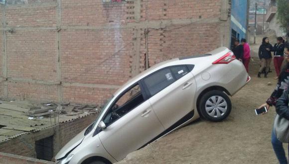 SJL: Auto cayó sobre techo de una casa y asustó a vecinos [VIDEO]  