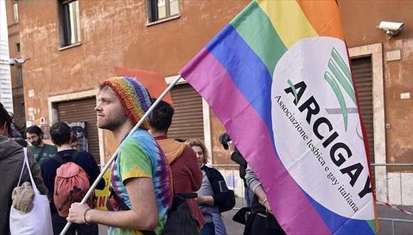 Miles piden en Italia que parejas gais puedan adoptar niños