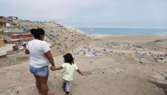 Continua llegando gente a invadir la playa La Chira en el distrito de Chorrillos.
Fotos: Andrés Paredes/ @photo.gec