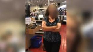 Mujer que tosió sobre otra deliberadamente en centro comercial de Florida fue detenida y acusada