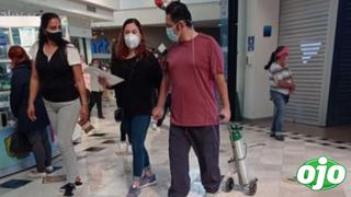 Hombre se pasea con balón de oxígeno en centro comercial