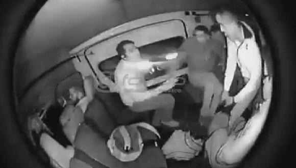 Pasajeros regañan a joven que se resistió a ser robado dentro de combi (VIDEO)