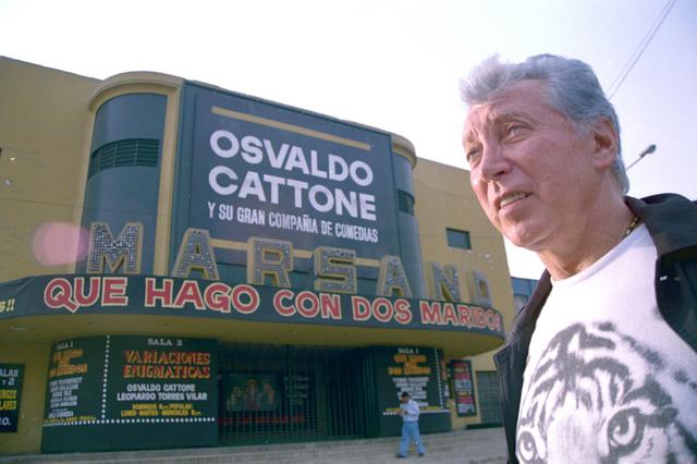 Osvaldo Cattone frente al Teatro Marsano donde nos regaló sus grandes actuaciones. Lima, 14 de enero del 2003. (Foto: GEC Archivo)