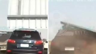 Mujer sale viva de milagro luego que cartel de metal cayera a su vehículo en la carretera (VIDEO)