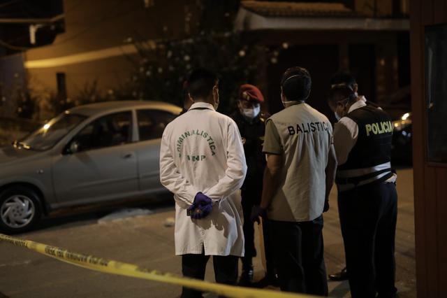 Un hombre fue acribillado de seis balazos dentro de un auto, en Los Olivos.