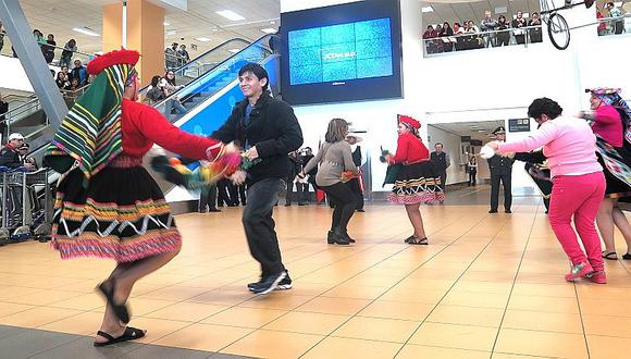 Fiestas Patrias: PNP sorprende a turistas en aeropuerto con este flashmob [FOTOS]