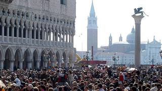 Semáforos controlarán a las oleadas de turistas que invaden romántica Venecia