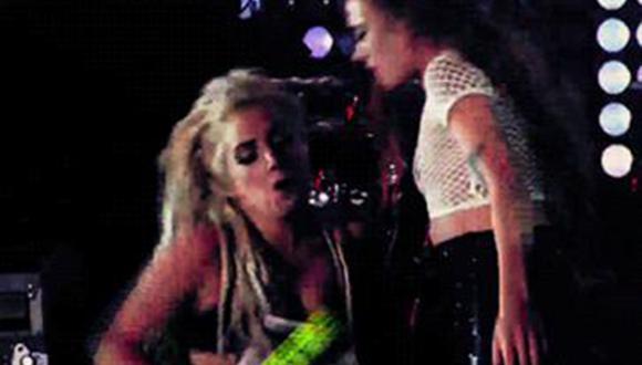 Vomitan sobre Lady Gaga en pleno concierto 
