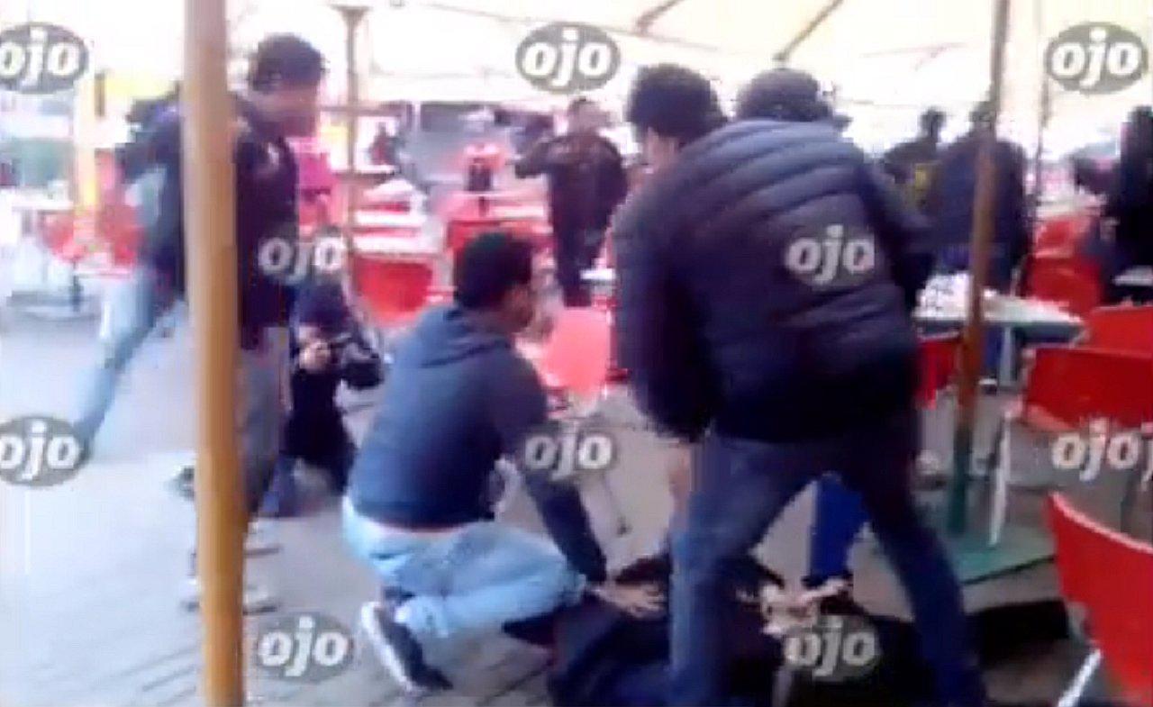 Captan precisos instantes que extranjeros son detenidos en Plaza Norte (VIDEO)