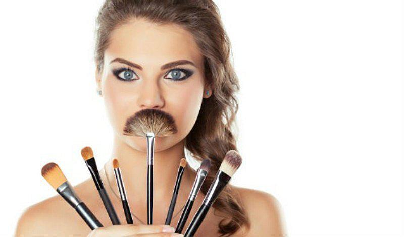 ¿No lavas tus brochas? 4 cosas que le podrían pasar a tu rostro