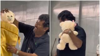 Cumpleañero llora al escuchar la voz de su esposa fallecida en el peluche que recibe de regalo