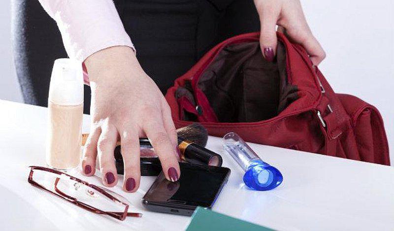 5 cosas indispensables que debes llevar en tu cartera para alejar la mala vibra