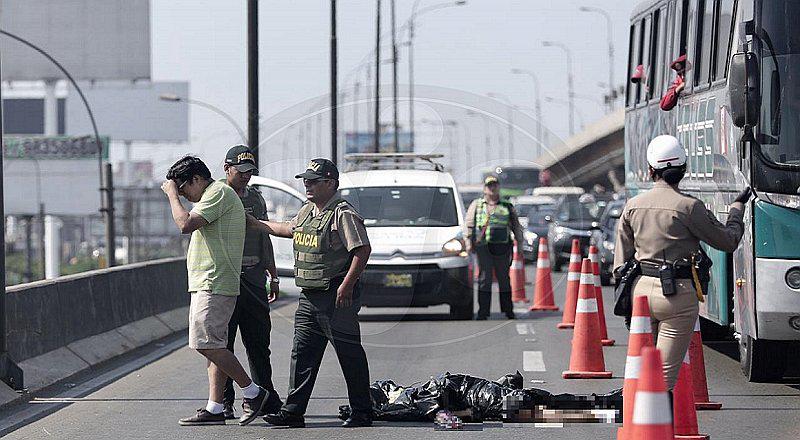 Dos personas que viajaban en moto mueren al ser chocados por taxi en SMP (FOTOS)