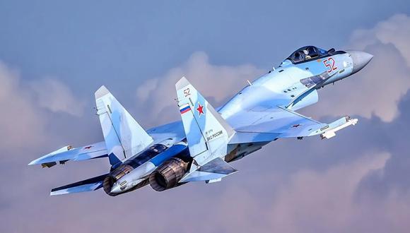 El caza de combate Sukhoi Su-35 tiene alta tecnología.