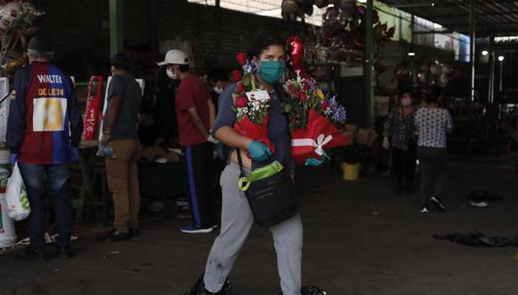Personas compran flores para celebra el Día del Amor y la Amistad. (Foto: GEC/referencial)