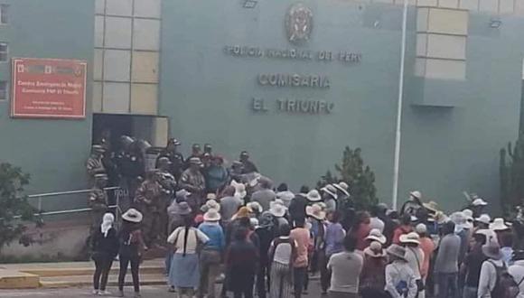 Un grupo de manifestantes intentó atacar las instalaciones de la comisaría El Triunfo en la Joya, Arequipa. Ellos exigían la liberación de un detenido. 
Foto: Redes sociales