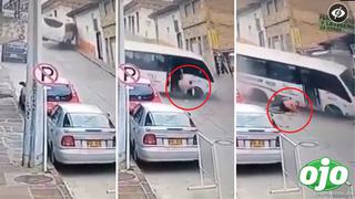 Hombre se salva de milagro de ser arrollado por un microbús