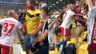 Futbolista del Hamburgo se peleó con hincha en las gradas tras partido por la Copa de Alemania
