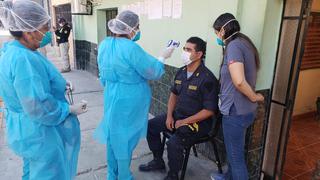 Coronavirus en Perú: Policías pasan control médico en comisaría en prevención ante posible Covid-19 en Piura