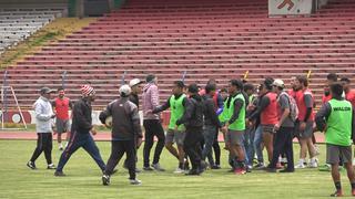 ¡Qué susto! Hinchas ingresaron al entrenamiento de Sport Huancayo para amenazarlos con armas [FOTOS]