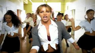 Britney Spears sorprende usando su uniforme de 'Baby one more time' [VIDEO]