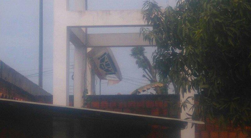 Pucallpa: letrero a punto de caer puede generar accidente 