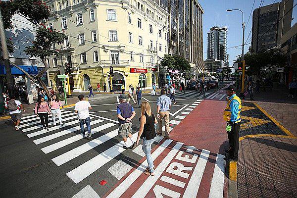 Implementan crucero peatonal en forma de "X"