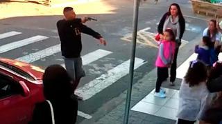 Valerosa mamita derriba a delincuente armado en plena reunión de niños (VÍDEO)