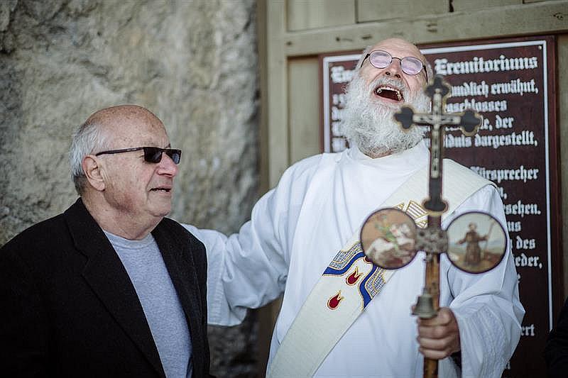 Se mata de risa porque vivirá aislado en ermita sin agua y luz