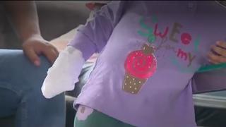 Ate: niña de un año perdió los tres dedos de su mano derecha en juego mecánico | VIDEO 