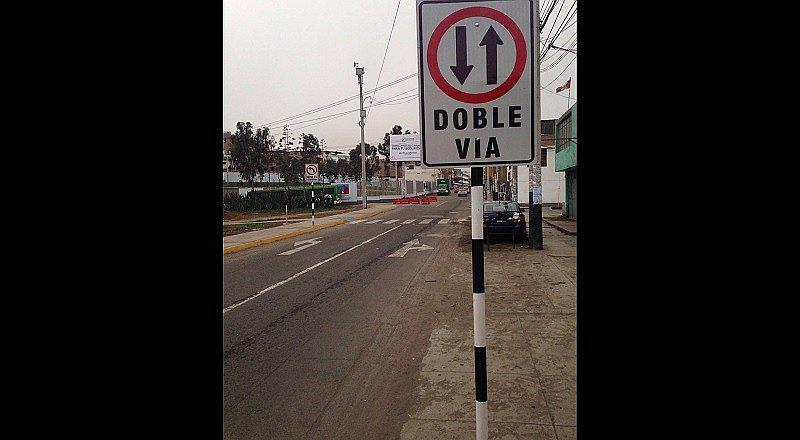 SJM: Mala ubicación de señalización de tránsito