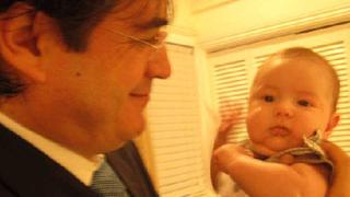 Jaime Bayly publica fotos de sus hijas en Facebook