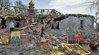 Mientras Vladimir Putin asistía a misa de Pascua, su ejército bombardeaba y destruía iglesia en Ucrania