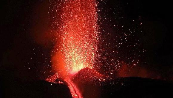 Volcán Etna despierta con espectaculares explosiones incandescentes