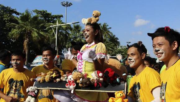 Conozca sobre las carnavalescas carreras de camas de Tailandia 