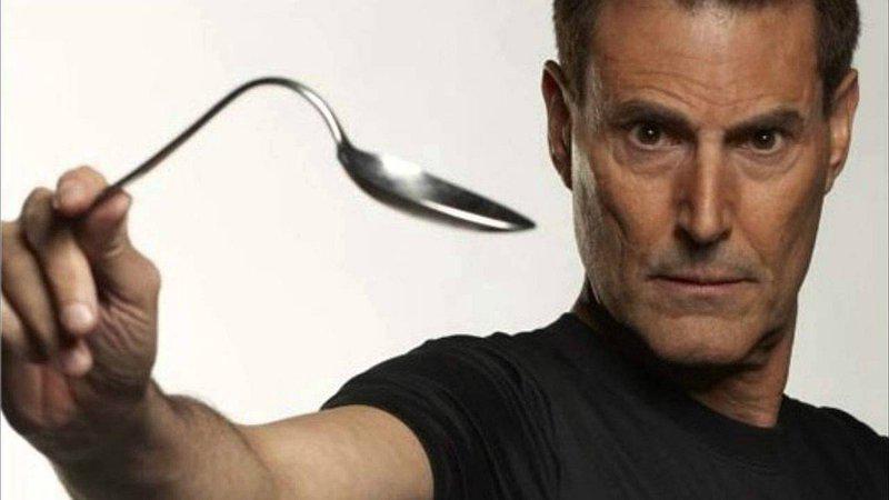 La historia detrás de Uri Geller y sus poderes psíquicos