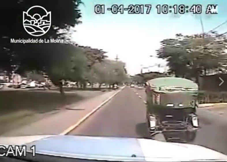 ​Mototaxi protagoniza persecución en calles de Lima y usuarios dan con palo a efectivos por esta razón (VIDEO)