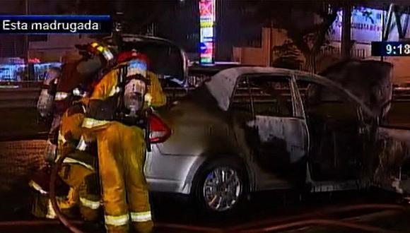 Surco: Auto se incendia en plena Javier Prado y pasajeros reaccionan así [VIDEO] 
