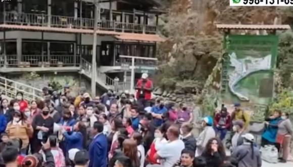 Antes cercanía por las celebraciones de Fiestas Patrias, turistas protestan para exigir venta de boletos para visitar Machu Picchu por el feriado largo, pese a que entradas ya están agotadas. (Captura: América Noticias)