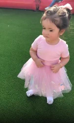Este fue el hermoso vestido de la pequeña Mía