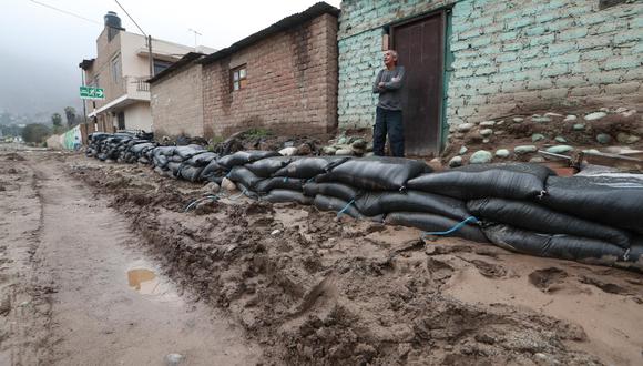 Unas 250 viviendas resultaron afectadas luego de que se desbordara un canal de regadío debido a las lluvias en la zona de Burga Saldaña en el distrito de Chosica.