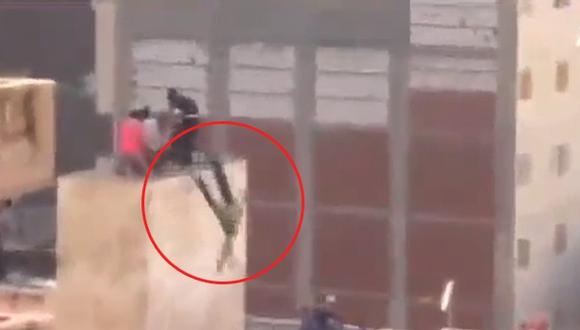 Egipto: Islamistas arrojan a jóvenes desde una torre de seis metros [VIDEO] 