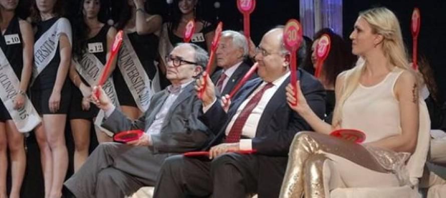 Critican al rector que premió físico de jovencitas y no inteligencia