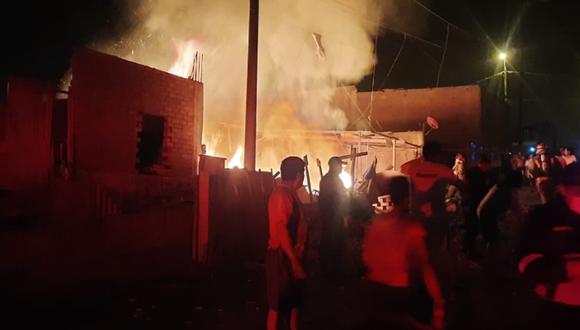 En el distrito de Ventanilla se produjo un incendio en un almacén clandestino de productos pirotécnicos. Foto: PNP