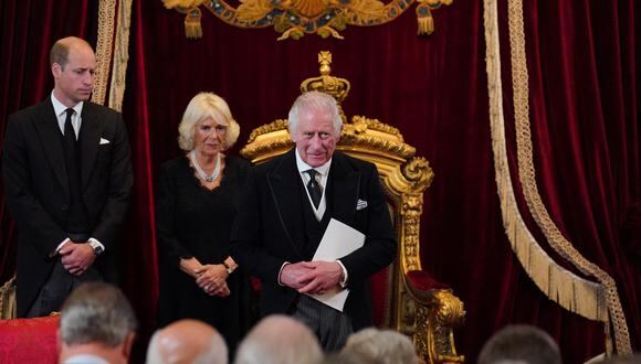 Al término de su discurso ante un nutrido grupo de autoridades políticas y sociales, Carlos III también juró garantizar la protección de la Iglesia de Escocia. (Foto: Jonathan Brady / POOL / AFP)