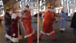 Niños lloran al ver a dos Papa Noel peleándose en público (VIDEO)