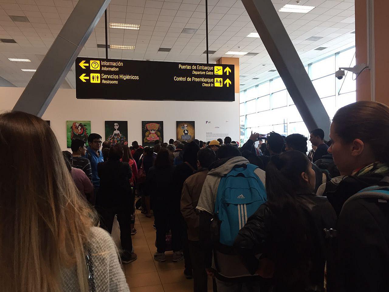 Censo 2017: largas colas para empadronar a viajeros en el aeropuerto Jorge Chávez (FOTOS)