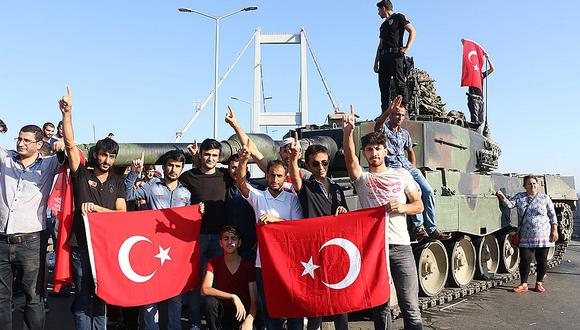 Pueblo turco vence a golpistas y grita: "¡Fetüllah Gülen es el perro de Israel!" 