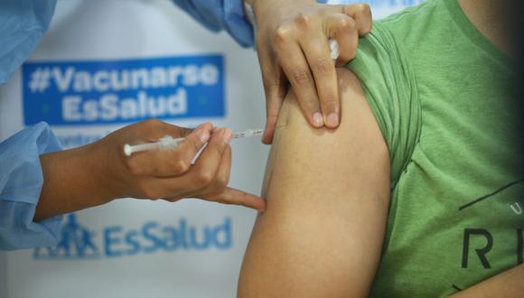 Los encargados de vacunar a los profesionales de la salud, verificaron que coincidan los nombres, apellidos y horarios con el registro de atención y el padrón de inmunización (Foto: EsSalud)