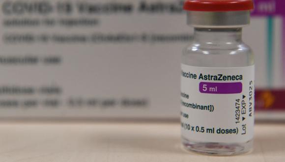 En esta foto de archivo tomada el 6 de febrero de 2021, se muestra un frasco de la vacuna de AstraZeneca contra el coronavirus. (Alain JOCARD / AFP).